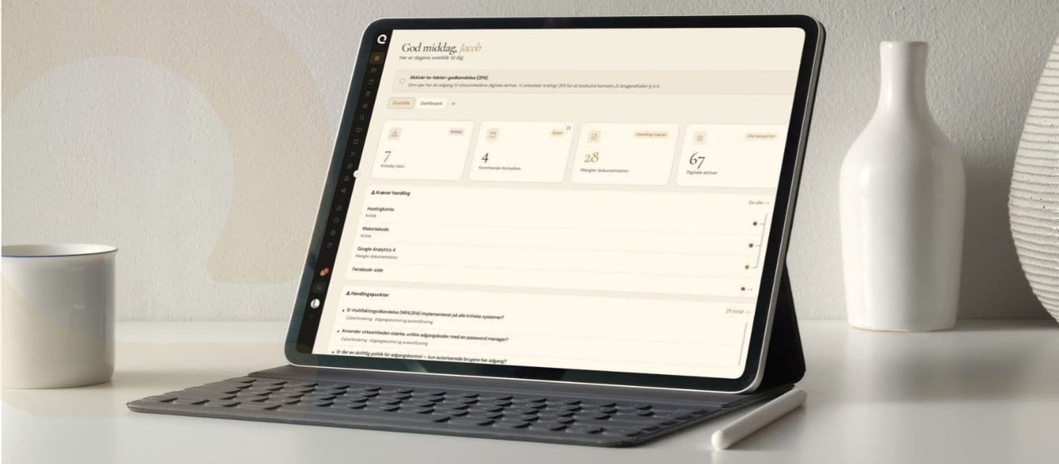 Ejerblik dashboard på iPad ved skrivebord — rådgiverplatform